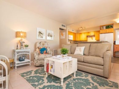 Charming Vacation Rental on Holmes Beach. Call Today.