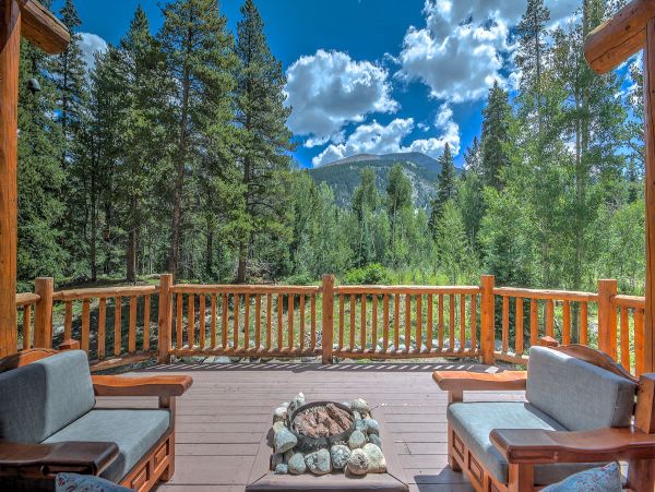 Five Bedroom Mountain View Home in Breckenridge Sleeps 14