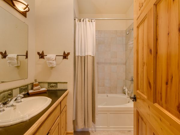 Five Bedroom Mountain View Home in Breckenridge Sleeps 14