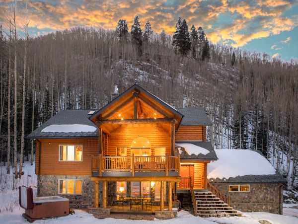 Five Bedroom Mountain View Home in Breckenridge Sleeps 14