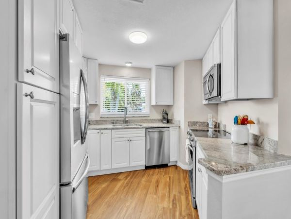 Holmes Beach Vacation Home Sleeps Six Short Walk to Beach and Bay