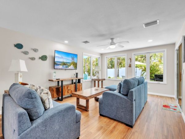 Holmes Beach Vacation Home Sleeps Six Short Walk to Beach and Bay