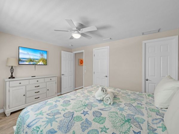 Holmes Beach Vacation Home Sleeps Six Short Walk to Beach and Bay