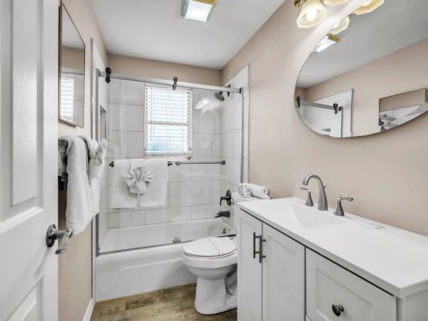 Holmes Beach Vacation Home Sleeps Six Short Walk to Beach and Bay