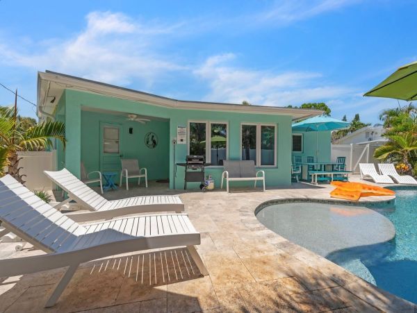 Holmes Beach Vacation Home Sleeps Six Short Walk to Beach and Bay