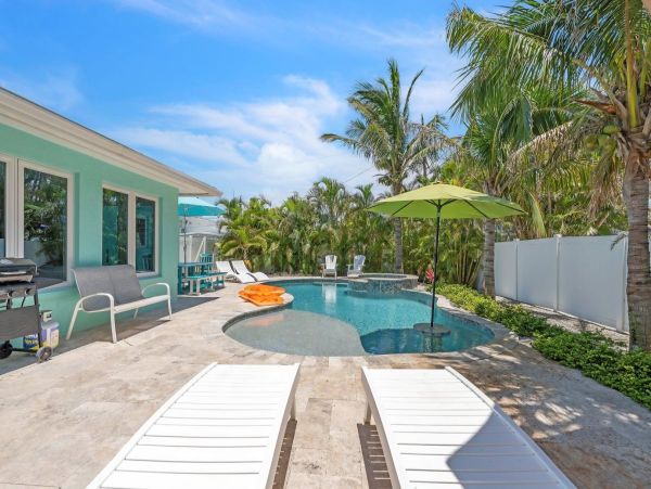 Holmes Beach Vacation Home Sleeps Six Short Walk to Beach and Bay