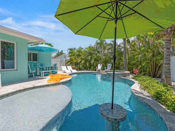 Holmes Beach Vacation Home Sleeps Six Short Walk to Beach and Bay