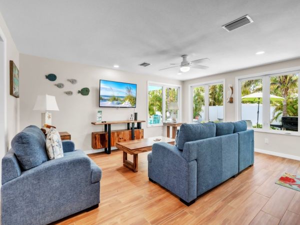 Holmes Beach Vacation Home Sleeps Six Short Walk to Beach and Bay