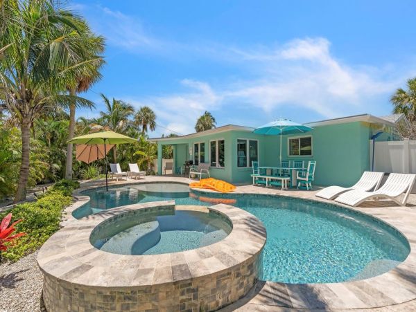 Holmes Beach Vacation Home Sleeps Six Short Walk to Beach and Bay