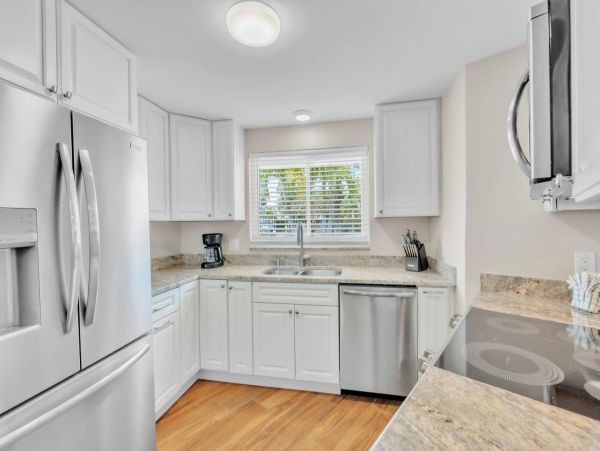 Holmes Beach Vacation Home Sleeps Six Short Walk to Beach and Bay