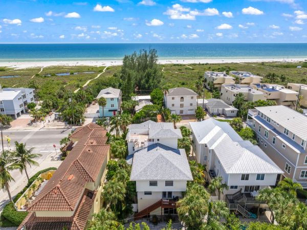 Siesta Key Vacation Home Three Bedrooms Walk to Beach