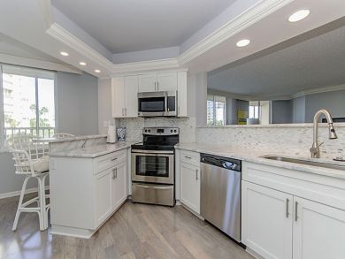 Charming 2 Bedroom Vacation Condo in Naples Steps to Beach