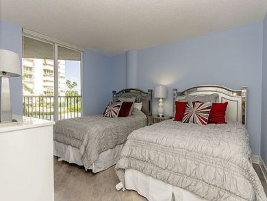Charming 2 Bedroom Vacation Condo in Naples Steps to Beach