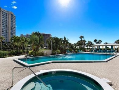 Charming 2 Bedroom Vacation Condo in Naples Steps to Beach