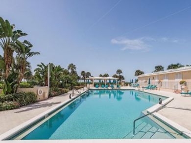 Charming 2 Bedroom Vacation Condo in Naples Steps to Beach