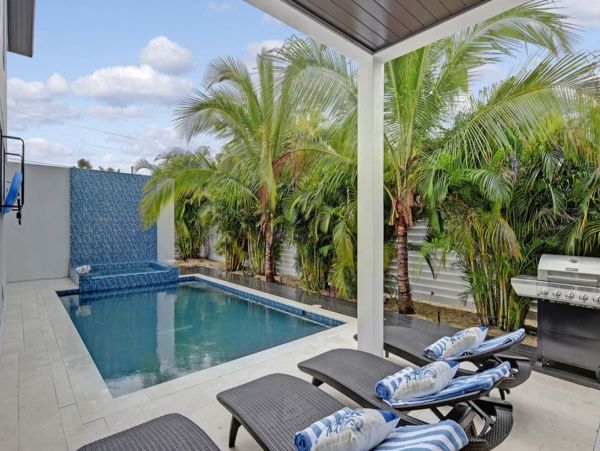 Holmes Beach Luxury 4 Bedroom Vacation Home with Pool