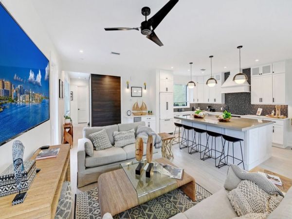Holmes Beach Luxury 4 Bedroom Vacation Home with Pool