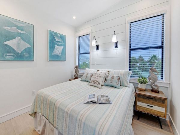 Holmes Beach Luxury 4 Bedroom Vacation Home with Pool