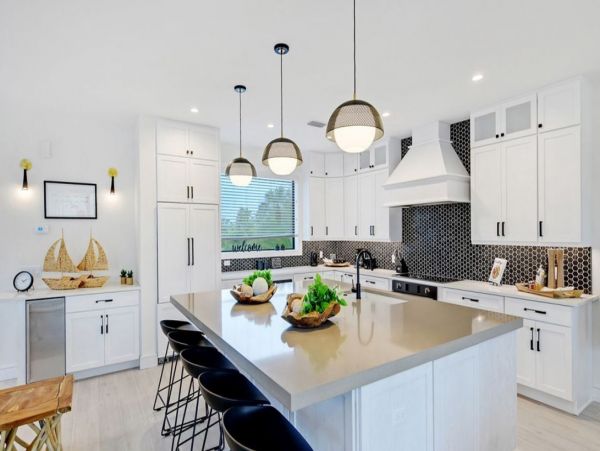 Holmes Beach Luxury 4 Bedroom Vacation Home with Pool