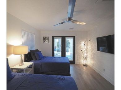 Modern Luxury and Bay Views! Modern Luxury and Bay Views!
