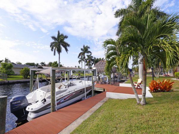 Cape Coral Vacation Pool Home Sleeps Six Guests Canal Views