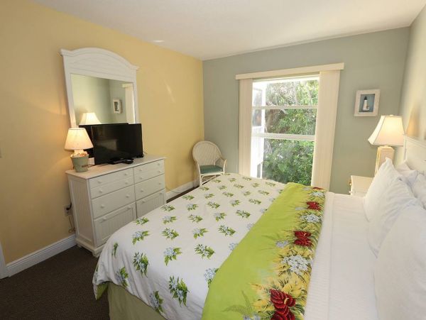 Longboat Key Vacation Condo Sleeps Six Guests