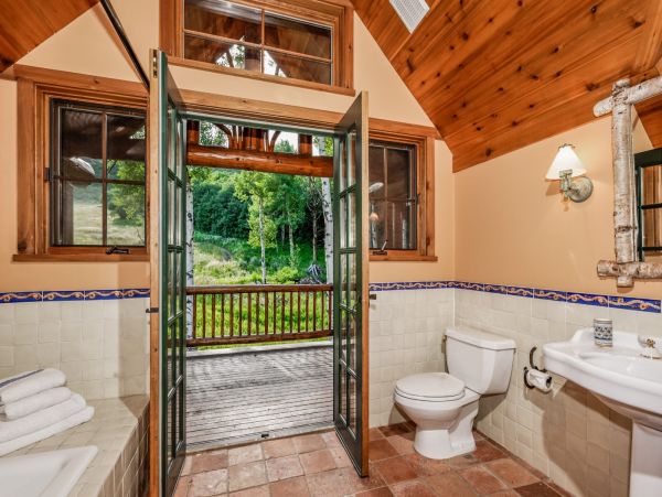 Wonderful Ranch with Main House and Guest House near Aspen