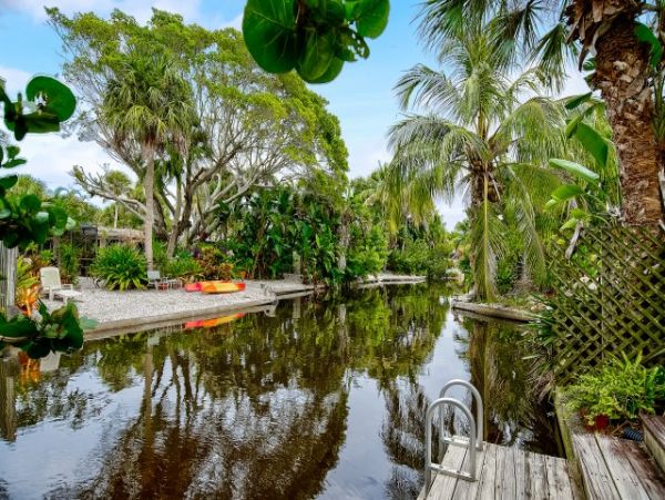 Walk to Beach Three Bedroom Vacation Home in Siesta Key