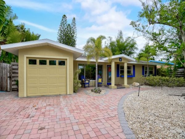 Walk to Beach Three Bedroom Vacation Home in Siesta Key