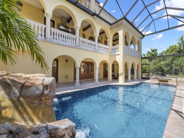 150 yards to the Beach Six Bedroom  Luxury Vacation Home in Captiva