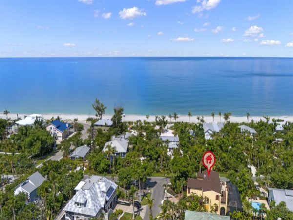 150 yards to the Beach Six Bedroom  Luxury Vacation Home in Captiva
