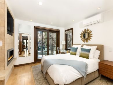 Luxurious Three Bedroom Home Walk to Aspen Mountain