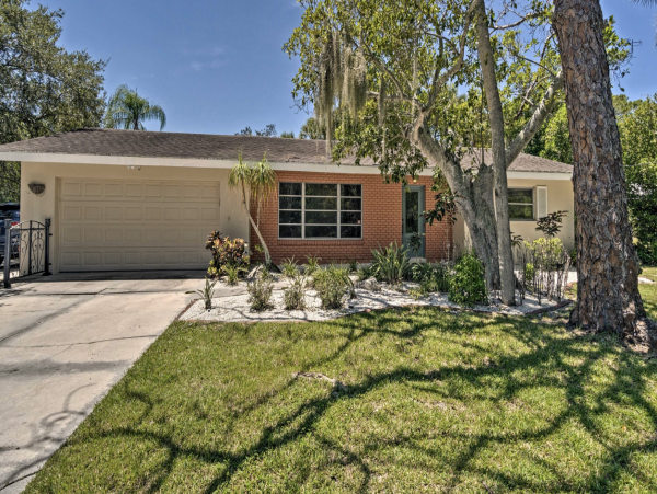 Walk to Beach Three Bedroom Pool Home in Siesta Key