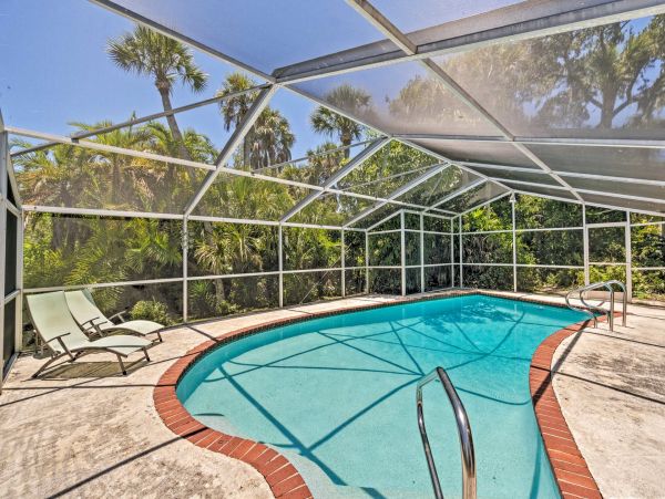 Walk to Beach Three Bedroom Pool Home in Siesta Key