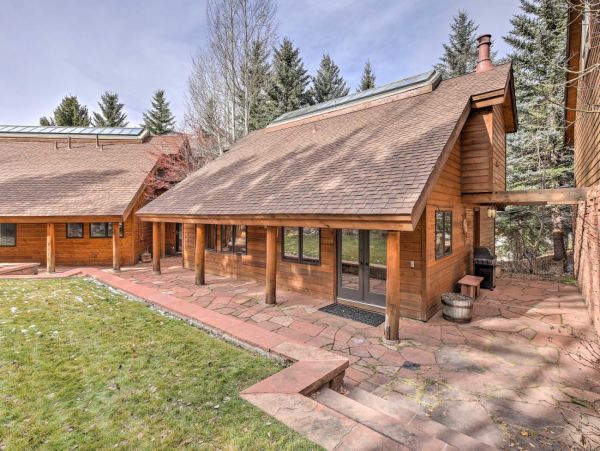 Walk to Lifts Two Bedroom Vacation Home with Private Sauna