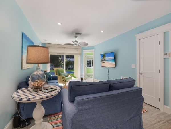 Holmes Beach Vacation Rental Sleeps Six Guests Walk to Beach