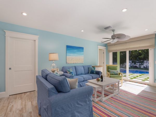 Holmes Beach Vacation Rental Sleeps Six Guests Walk to Beach