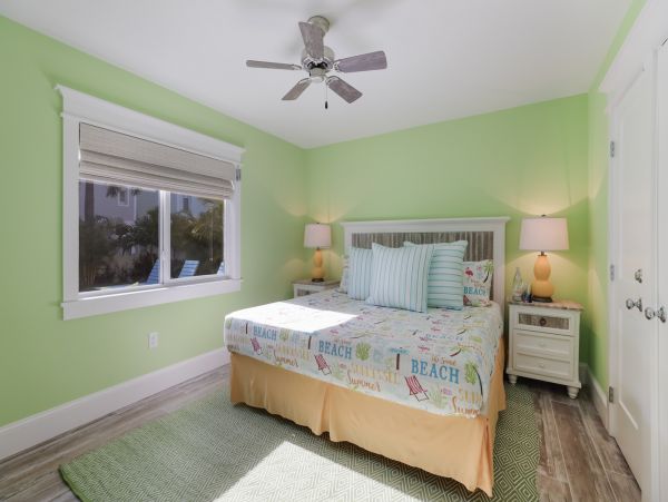 Holmes Beach Vacation Rental Sleeps Six Guests Walk to Beach