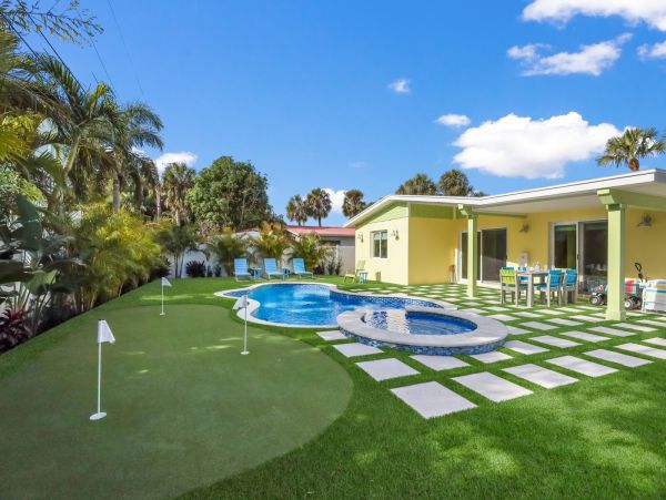 Holmes Beach Vacation Rental Sleeps Six Guests Walk to Beach