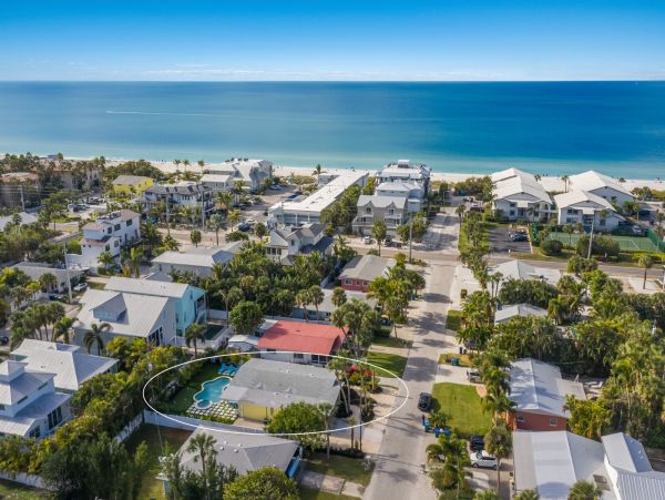 Holmes Beach Vacation Rental Sleeps Six Guests Walk to Beach