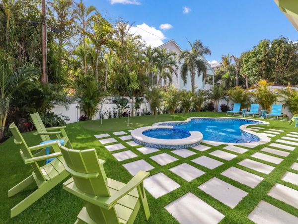 Holmes Beach Vacation Rental Sleeps Six Guests Walk to Beach