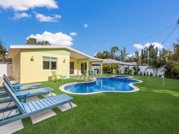 Holmes Beach Vacation Rental Sleeps Six Guests Walk to Beach