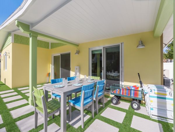 Holmes Beach Vacation Rental Sleeps Six Guests Walk to Beach