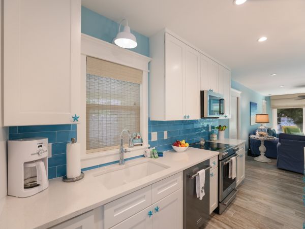 Holmes Beach Vacation Rental Sleeps Six Guests Walk to Beach
