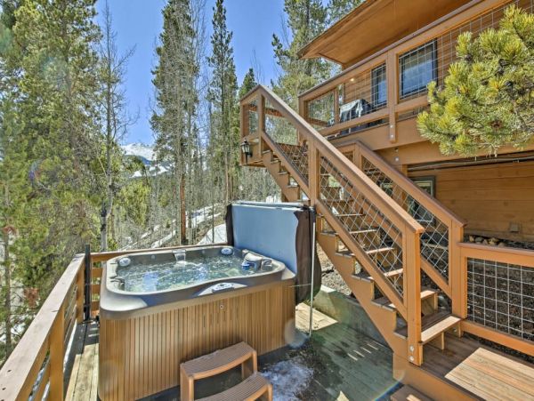 Nestled Just 1 Mile to Lift Cozy 3 Bedroom Home with Hot Tub