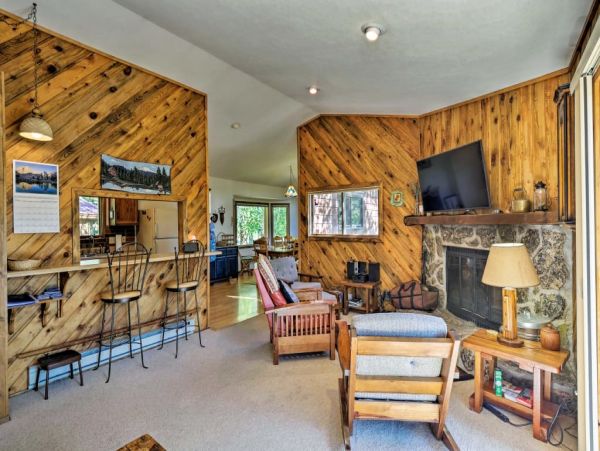 Nestled Just 1 Mile to Lift Cozy 3 Bedroom Home with Hot Tub