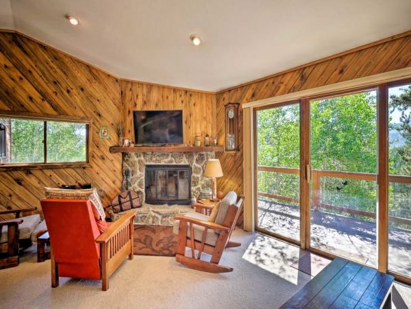Nestled Just 1 Mile to Lift Cozy 3 Bedroom Home with Hot Tub