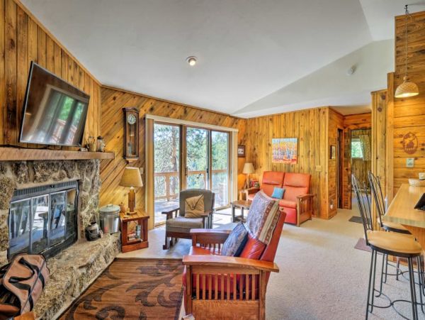 Nestled Just 1 Mile to Lift Cozy 3 Bedroom Home with Hot Tub