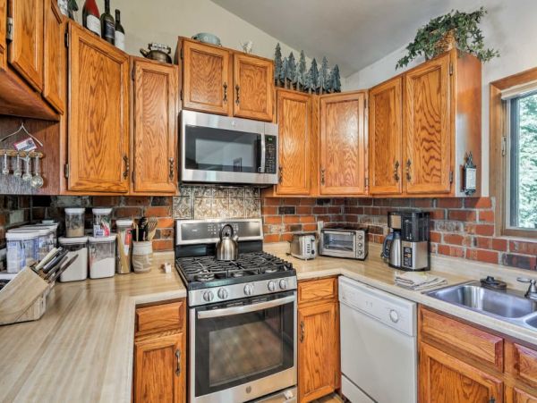 Nestled Just 1 Mile to Lift Cozy 3 Bedroom Home with Hot Tub