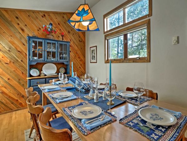 Nestled Just 1 Mile to Lift Cozy 3 Bedroom Home with Hot Tub